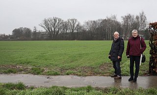 Hans-Ulrich Hart und Rita Austmeyer von der Bürgerinitiative Elverdissen stehen an der noch ganz unbebauten Fläche an der früheren Hauptschule (Hintergrund). Sie sind gegen dreieinhalbgeschossige Mehrfamilienhäuser und wünschen sie erst recht nicht an einer Stelle konzentriert. - Frank-Michael Kiel-Steinkamp Hans-Ulrich Hart und Rita Austmeyer von der Bürgerinitiative Elverdissen stehen an der noch ganz unbebauten Fläche an der früheren Hauptschule (Hintergrund). Sie sind gegen dreieinhalbgeschossige Mehrfamilienhäuser und wünschen sie erst recht nicht an einer Stelle konzentriert. - Frank-Michael Kiel-Steinkamp