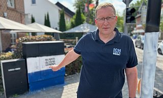 Mittlerweile Routine: Auf dem Weg zum Bäcker am Wochenende befreit Udo Plaßmann die Ampelmasten von neuen Aufklebern des DSC. - Christian Bröder Mittlerweile Routine: Auf dem Weg zum Bäcker am Wochenende befreit Udo Plaßmann die Ampelmasten von neuen Aufklebern des DSC. - Christian Bröder