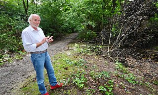 Klaus Blome lebt seit mehr als 40 Jahren an der Straße "Am Damm". Ihn ärgert, dass die Straße immer weiter zuwächst. - Barbara Franke Klaus Blome lebt seit mehr als 40 Jahren an der Straße "Am Damm". Ihn ärgert, dass die Straße immer weiter zuwächst. - Barbara Franke