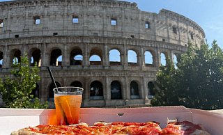 Für viele ist Italien eine Postkartenidylle: Pizza und Aperol, eine Sehenswürdigkeit in Sichtweite. Der Italo-Schlager spielt mit diesen Klischees. (Archivbild) - Sabina Crisan/dpa Für viele ist Italien eine Postkartenidylle: Pizza und Aperol, eine Sehenswürdigkeit in Sichtweite. Der Italo-Schlager spielt mit diesen Klischees. (Archivbild) - Sabina Crisan/dpa
