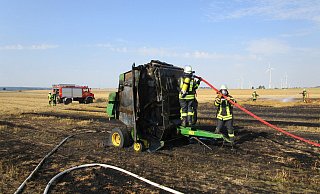 Vor Ort waren 60 Feuerwehrleute mit 14 Einsatzfahrzeugen. - Feuerwehr Bad Wünnenberg Vor Ort waren 60 Feuerwehrleute mit 14 Einsatzfahrzeugen. - Feuerwehr Bad Wünnenberg