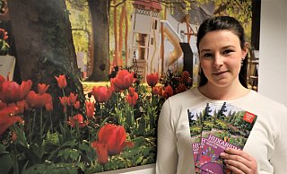 Madita Alberding vor einem Fotodruck aus der Landesgartenschau-Zeit. Die 26-Jährige ist neue Geschäftsführerin beim Huxarium Gartenpark. - Simone Flörke Madita Alberding vor einem Fotodruck aus der Landesgartenschau-Zeit. Die 26-Jährige ist neue Geschäftsführerin beim Huxarium Gartenpark. - Simone Flörke