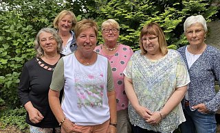Sind seit 2017 das Leitungsteam der Frauengemeinschaft Schloß Holte: Monika Engels (v. l.), Doris Brok, Mechthild Müller, Walburga Gebauer, Irene Rösler und Ursula Christophliemke. Geistliche Begleiterin ist Gemeindereferentin Mechthild Bömelburg. - kfd Sind seit 2017 das Leitungsteam der Frauengemeinschaft Schloß Holte: Monika Engels (v. l.), Doris Brok, Mechthild Müller, Walburga Gebauer, Irene Rösler und Ursula Christophliemke. Geistliche Begleiterin ist Gemeindereferentin Mechthild Bömelburg. - kfd