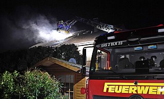 Während der Brand im Kreis Gütersloh schnell unter Kontrolle war, dauerten die Nachlöscharbeiten bis gegen 2 Uhr. - Andreas Eickhoff Während der Brand im Kreis Gütersloh schnell unter Kontrolle war, dauerten die Nachlöscharbeiten bis gegen 2 Uhr. - Andreas Eickhoff