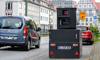 Blitzer Bernhard hat an der angeblich so stauträchtigsten Kreuzstraße geblitzt wie ein Weltmeister. - Jens Reichenbach Blitzer Bernhard hat an der angeblich so stauträchtigsten Kreuzstraße geblitzt wie ein Weltmeister. - Jens Reichenbach