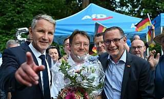Björn Höcke (l), Vorsitzender der AfD Thüringen und Tino Chrupalla, AfD-Bundesvorsitzender (r) gratulieren Robert Sesselmann. - Martin Schutt/dpa Björn Höcke (l), Vorsitzender der AfD Thüringen und Tino Chrupalla, AfD-Bundesvorsitzender (r) gratulieren Robert Sesselmann. - Martin Schutt/dpa