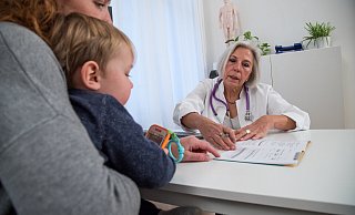 Der Gütersloher Stadtrat hat Bürgermeister Norbert Morkes nun damit beauftragt, den kinderärztlichen Notdienst nach Gütersloh zurückzuholen. - Symbolbild Picture Alliance Der Gütersloher Stadtrat hat Bürgermeister Norbert Morkes nun damit beauftragt, den kinderärztlichen Notdienst nach Gütersloh zurückzuholen. - Symbolbild Picture Alliance