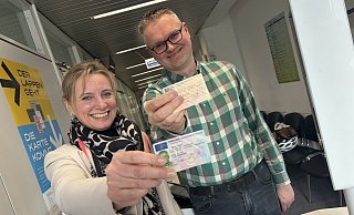 Die neuen EU-Kartenführerscheine präsentieren die Leiterin des Straßenverkehrsamts, Ferdinande Schröder, und der Chef der Führerscheinstelle, Tobias Kürpick. - Jens Reddeker Die neuen EU-Kartenführerscheine präsentieren die Leiterin des Straßenverkehrsamts, Ferdinande Schröder, und der Chef der Führerscheinstelle, Tobias Kürpick. - Jens Reddeker