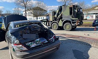 Der Mercedes war nicht mehr fahrbereit, der Bundeswehr-Lkw (im Hintergrund) an der Front beschädigt. - Polizei Der Mercedes war nicht mehr fahrbereit, der Bundeswehr-Lkw (im Hintergrund) an der Front beschädigt. - Polizei