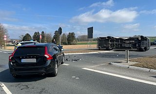 Der Transporter kippte bei dem Unfall auf die Seite und rutschte über eine Verkehrsinsel. - Polizei Höxter Der Transporter kippte bei dem Unfall auf die Seite und rutschte über eine Verkehrsinsel. - Polizei Höxter