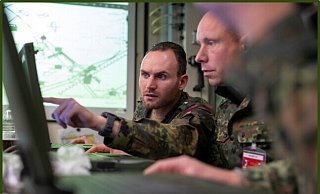 Auch während der Feiertage läuft die Arbeit weiter. Das Bild zeigt Soldaten während der Gefechtsstandardarbeit. - Bundeswehr Auch während der Feiertage läuft die Arbeit weiter. Das Bild zeigt Soldaten während der Gefechtsstandardarbeit. - Bundeswehr