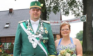 Prächtig geschmückt: In ihrer Residenz bereiten sich Olaf und Nadine Riemann auf den Höhepunkt des Schützenfests vor. - Regina Brucksch Prächtig geschmückt: In ihrer Residenz bereiten sich Olaf und Nadine Riemann auf den Höhepunkt des Schützenfests vor. - Regina Brucksch