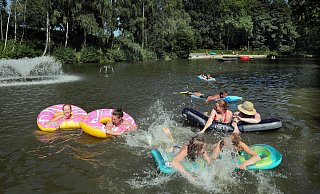 Der Elisabethsee steht nur Campinggästen zur Verfügung, wie dieser Gruppe Freundinnen aus Delbrück. - Frank-Michael Kiel-Steinkamp Der Elisabethsee steht nur Campinggästen zur Verfügung, wie dieser Gruppe Freundinnen aus Delbrück. - Frank-Michael Kiel-Steinkamp