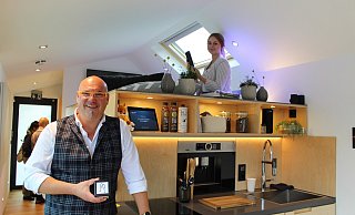 Die Schwäbisch Hall Mitarbeiter Daniel Holze und Sara Hanke präsentierten in der LGS das Haus der Zukunft. - Simon Steinberg Die Schwäbisch Hall Mitarbeiter Daniel Holze und Sara Hanke präsentierten in der LGS das Haus der Zukunft. - Simon Steinberg
