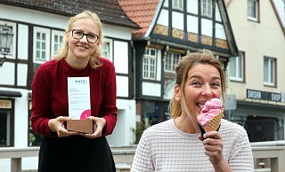 Das Marta-Eis, an dem Britta Kurz gleich schlecken wird, ist aus Kirschen, Joghurt und Chia-Samen gemacht. Daniela Sistermanns von Marta mag es gern. - Frank-Michael Kiel-Steinkamp Das Marta-Eis, an dem Britta Kurz gleich schlecken wird, ist aus Kirschen, Joghurt und Chia-Samen gemacht. Daniela Sistermanns von Marta mag es gern. - Frank-Michael Kiel-Steinkamp