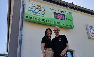 Den Countdownzähler haben die Boker bereits angepasst. Das Kreiskönigspaar Heinz und Iris Kroos freut sich trotz der Verschiebung auf das große Schützen-Event. - Heinz Kroos per Selbstauslöser Den Countdownzähler haben die Boker bereits angepasst. Das Kreiskönigspaar Heinz und Iris Kroos freut sich trotz der Verschiebung auf das große Schützen-Event. - Heinz Kroos per Selbstauslöser
