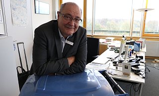 Der Beigeordnete Wolfgang Walter geht in Ruhestand. In der blauen Tonne landet alles, was er aussortiert. - Holger Kosbab Der Beigeordnete Wolfgang Walter geht in Ruhestand. In der blauen Tonne landet alles, was er aussortiert. - Holger Kosbab