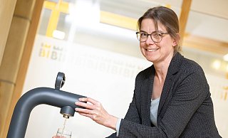 Julia Harmsen, die Leiterin des Bielefelder Gesundheitsamtes, zapft am Brunnen im Foyer des Neuen Rathauses ein Gläschen Wasser. - Oliver Krato Julia Harmsen, die Leiterin des Bielefelder Gesundheitsamtes, zapft am Brunnen im Foyer des Neuen Rathauses ein Gläschen Wasser. - Oliver Krato