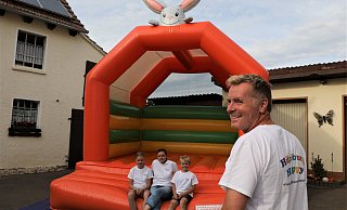Hüpfburg Happy steht in bunten Buchstaben auf dem T-Shirt-Rücken von Christian Tönnies. Seine Klopfer-Hüpfburg hat er in wenigen Minuten in der Garagenauffahrt aufgebaut – sehr zur Freude der Kinder Amelie und Marvin sowie Ehefrau Sonja. - Simone Flörke Hüpfburg Happy steht in bunten Buchstaben auf dem T-Shirt-Rücken von Christian Tönnies. Seine Klopfer-Hüpfburg hat er in wenigen Minuten in der Garagenauffahrt aufgebaut – sehr zur Freude der Kinder Amelie und Marvin sowie Ehefrau Sonja. - Simone Flörke