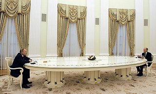 Russlands Präsident Wladimir Putin (links) und Bundeskanzler Olaf Scholz (SPD) sitzen sich an einem langen Tisch im Kreml gegenüber. - Foto: Mikhail Klimentyev/Russian President Press Office/Sputnik/dpa Russlands Präsident Wladimir Putin (links) und Bundeskanzler Olaf Scholz (SPD) sitzen sich an einem langen Tisch im Kreml gegenüber. - Foto: Mikhail Klimentyev/Russian President Press Office/Sputnik/dpa