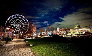 Derzeit hat Thomas Meyer sein neues Riesenrad am Centro in Oberhausen stehen - damit reiht er sich dort in eine lange Liste von Attraktionen ein. - Meyer Entertainment Derzeit hat Thomas Meyer sein neues Riesenrad am Centro in Oberhausen stehen - damit reiht er sich dort in eine lange Liste von Attraktionen ein. - Meyer Entertainment