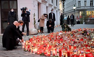 Österreichs Kanzler Sebastian Kurz gedenkt der Opfer des islamistischen Anschlags in Wien. - picture alliance Österreichs Kanzler Sebastian Kurz gedenkt der Opfer des islamistischen Anschlags in Wien. - picture alliance