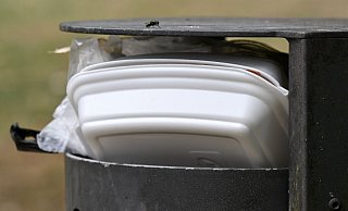 Einwegverpackungen im Mülleimer. Das Problem könnte sich im Kreis Höxter durch eine Verpackungssteuer oder ein Pfandsystem lösen. - Martin Schutt/dpa Einwegverpackungen im Mülleimer. Das Problem könnte sich im Kreis Höxter durch eine Verpackungssteuer oder ein Pfandsystem lösen. - Martin Schutt/dpa