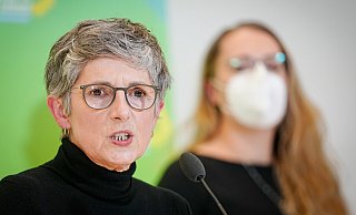 Britta Haßelmann (l.) gehört den Realos an, Katharina Dröge (r.) dem linken Flügel der Grünen. - picture alliance/dpa Britta Haßelmann (l.) gehört den Realos an, Katharina Dröge (r.) dem linken Flügel der Grünen. - picture alliance/dpa