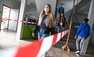 Schüler benutzen zu Testzwecken eine Treppe, die durch Absperrbandgeteilt ist. In den Schulen soll nach den"Corona-Ferien" demnächst wieder Unterricht stattfinden. - Symbolfoto: picture alliance Schüler benutzen zu Testzwecken eine Treppe, die durch Absperrbandgeteilt ist. In den Schulen soll nach den"Corona-Ferien" demnächst wieder Unterricht stattfinden. - Symbolfoto: picture alliance