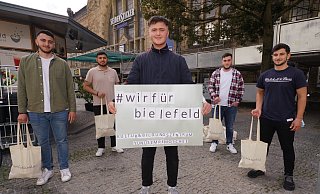 Batuhan Yildiz (v.l.), Abdulsamed Bas, Salih Tecimen, Burak Kadi und Ahmet Yasin Senocak wollen Menschen in der Corona-Zeit behilflich sein. Dafür haben sie sich verschiedene Aktionen überlegt. - NW / Peter Unger Batuhan Yildiz (v.l.), Abdulsamed Bas, Salih Tecimen, Burak Kadi und Ahmet Yasin Senocak wollen Menschen in der Corona-Zeit behilflich sein. Dafür haben sie sich verschiedene Aktionen überlegt. - NW / Peter Unger