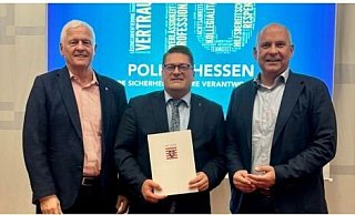 Marco Bärtl – hier bei seiner Ernennung mit Innenminister Roman Poseck (r.) und Vorgänger Konrad Stelzenbach (l.) – hat in Brakel nicht nu die Schule besucht, sondern auch viel Sport gemacht. - Ministerium Marco Bärtl – hier bei seiner Ernennung mit Innenminister Roman Poseck (r.) und Vorgänger Konrad Stelzenbach (l.) – hat in Brakel nicht nu die Schule besucht, sondern auch viel Sport gemacht. - Ministerium