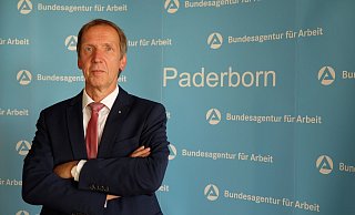 Rüdiger Matisz, seit April 2009 Leiter der Arbeitsagentur Paderborn, geht zum 1. September in den Ruhestand. Die derzeitige Krise am Arbeitsmarkt sei mit keiner der vorherigen zu vergleichen, meint er. - Hans-Hermann Igges Rüdiger Matisz, seit April 2009 Leiter der Arbeitsagentur Paderborn, geht zum 1. September in den Ruhestand. Die derzeitige Krise am Arbeitsmarkt sei mit keiner der vorherigen zu vergleichen, meint er. - Hans-Hermann Igges