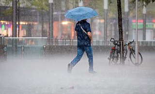 Am Donnerstag soll es Regen und Gewitter geben. - picture alliance/Moritz Frankenberg/dpa Am Donnerstag soll es Regen und Gewitter geben. - picture alliance/Moritz Frankenberg/dpa