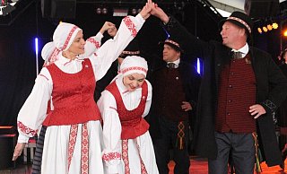 Die Tanzgruppe aus Ignalina bei ihren Tänzen im Festzelt. - Johannes Büttner Die Tanzgruppe aus Ignalina bei ihren Tänzen im Festzelt. - Johannes Büttner