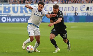 Der etatmäßige SCP-Offensivakteur Florent Muslija (r.), hier im Duell gegen Herbert Bockhorn, überzeugte in Magdeburg in der ungewohnten Rolle des linken Schienenspielers. - Imago Images Der etatmäßige SCP-Offensivakteur Florent Muslija (r.), hier im Duell gegen Herbert Bockhorn, überzeugte in Magdeburg in der ungewohnten Rolle des linken Schienenspielers. - Imago Images