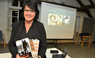 Sandra Brökel liest im Bürgerhaus aus ihren zwei zusammengehörenden Büchern. Auf der Leinwand im Hintergrund sind die Protagonisten zu sehen. - Karin Prignitz Sandra Brökel liest im Bürgerhaus aus ihren zwei zusammengehörenden Büchern. Auf der Leinwand im Hintergrund sind die Protagonisten zu sehen. - Karin Prignitz
