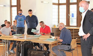 In zwei Gruppen wurden die Bezirke 10, 11, 12 und 13 nachgezählt. Rechts im Bild Wahlleiter Carsten Venherm. - Anastasia von Fugler In zwei Gruppen wurden die Bezirke 10, 11, 12 und 13 nachgezählt. Rechts im Bild Wahlleiter Carsten Venherm. - Anastasia von Fugler