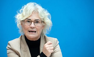 «Wir stehen an Eurer Seite»: Christine Lambrecht. - Foto: Bernd von Jutrczenka/dpa «Wir stehen an Eurer Seite»: Christine Lambrecht. - Foto: Bernd von Jutrczenka/dpa