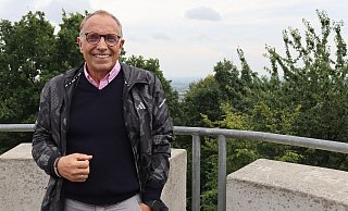 72 Stufen und 274 Meter hoch: Bürgermeister Siegfried Lux auf dem Nonnenstein - seinem Lieblingsplatz in Rödinghausen. - Shannon-Lee Bendig 72 Stufen und 274 Meter hoch: Bürgermeister Siegfried Lux auf dem Nonnenstein - seinem Lieblingsplatz in Rödinghausen. - Shannon-Lee Bendig