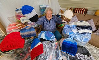 Maren Sach hat über 1000 Mützen gestrickt.In den 10 Säcken sind die Mützen. - Andreas Zobe Maren Sach hat über 1000 Mützen gestrickt.In den 10 Säcken sind die Mützen. - Andreas Zobe