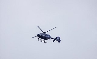 Ein dunkelblauer Hubschrauber der Bundespolizei schwebte unbewegt gegen 13 Uhr über dem Hauptbahnhof und drehte mehrere Runden über der Innenstadt. - Paul Brinkmann Ein dunkelblauer Hubschrauber der Bundespolizei schwebte unbewegt gegen 13 Uhr über dem Hauptbahnhof und drehte mehrere Runden über der Innenstadt. - Paul Brinkmann