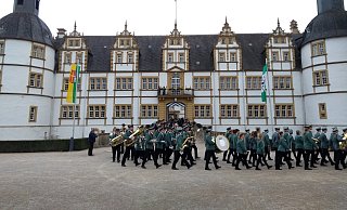 Zu bekannten Musikstücken wie dem Yorkschen Marsch oder dem Zapfenstreichmarsch zogen die Kompanien auf das Schlossgelände. - Moritz Jülich Zu bekannten Musikstücken wie dem Yorkschen Marsch oder dem Zapfenstreichmarsch zogen die Kompanien auf das Schlossgelände. - Moritz Jülich