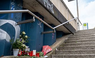 Der mutmaßlicher Täter (18) soll sein Opfer (17) an der Haltestelle Schelpmilser Weg überfallen haben. Als dieser sich wehrte, soll Eduard T. mit einem Messer zugestochen haben. - Christian Mathiesen Der mutmaßlicher Täter (18) soll sein Opfer (17) an der Haltestelle Schelpmilser Weg überfallen haben. Als dieser sich wehrte, soll Eduard T. mit einem Messer zugestochen haben. - Christian Mathiesen