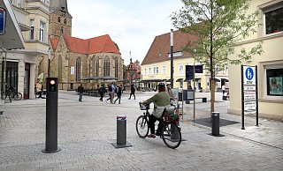 Die Poller an der Fußgängerzone hin zum Neuen Markt heben und senken sich zeitgesteuert. Sie sollen beim Herforder Frühling als Barriere dienen. - Frank-Michael Kiel-Steinkamp Die Poller an der Fußgängerzone hin zum Neuen Markt heben und senken sich zeitgesteuert. Sie sollen beim Herforder Frühling als Barriere dienen. - Frank-Michael Kiel-Steinkamp
