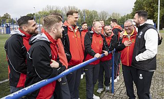Man kennt sich: Mitch Kniat (r.) freut sich über den Besuch der Bundeswehr-Nationalmannschaft mit dem Pressebeauftragten Oberstabsfeldwebel Stefan Wagner (2.v.r.). - Jörg Dieckmann Man kennt sich: Mitch Kniat (r.) freut sich über den Besuch der Bundeswehr-Nationalmannschaft mit dem Pressebeauftragten Oberstabsfeldwebel Stefan Wagner (2.v.r.). - Jörg Dieckmann