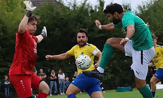 Yannick Bednar und Samet Uslu (TuS Dielingen) sowie Orkun Tosun (TuS GW Pödinghausen) in einer umkämpften Torraumsituation. - N. Gessat Yannick Bednar und Samet Uslu (TuS Dielingen) sowie Orkun Tosun (TuS GW Pödinghausen) in einer umkämpften Torraumsituation. - N. Gessat