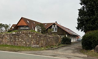 Auf dem ehemaligen Geländer der Lammschlachterei in Frille hat es in der Nacht zu Samstag einen SEK-Einsatz gegeben. - privat Auf dem ehemaligen Geländer der Lammschlachterei in Frille hat es in der Nacht zu Samstag einen SEK-Einsatz gegeben. - privat