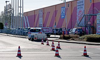 Der Weg zum Hornbach-Parkplatz wird mit Pylonen abgesteckt. - Ralph Meyer Der Weg zum Hornbach-Parkplatz wird mit Pylonen abgesteckt. - Ralph Meyer