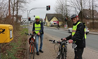 Falk Georgi (l.) und Georg Hofemann vom ADFC in Löhne zeigen die schwierige Situation an der Werster Straße. Hinter ihnen ist die Fußgänger-Ampel zu sehen, die für Fahrradfahrer eher umständlich zu erreichen ist. - Judith Gladow Falk Georgi (l.) und Georg Hofemann vom ADFC in Löhne zeigen die schwierige Situation an der Werster Straße. Hinter ihnen ist die Fußgänger-Ampel zu sehen, die für Fahrradfahrer eher umständlich zu erreichen ist. - Judith Gladow