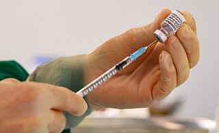 Mitarbeitende aus Politik und Verwaltung profitieren vom Zögern anderer. - picture alliance/dpa Mitarbeitende aus Politik und Verwaltung profitieren vom Zögern anderer. - picture alliance/dpa